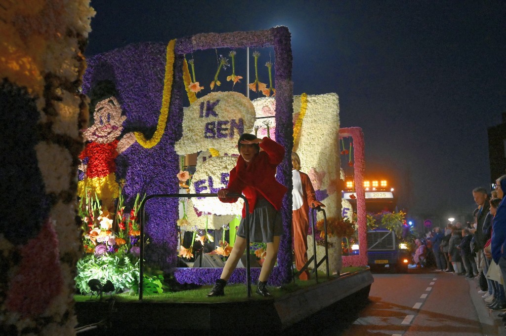 ../Images/Verlicht bloemencorso 2025 128.jpg